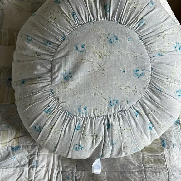 2 piece Queen Simply Shabby Chic White and Blue Quilt Set with round pillow - Picture 2 of 3